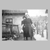 080-0050  Frau Gutzeit im Garten. Links das Wohnhaus, im Hintergrund das -Muehlenhaus-.jpg